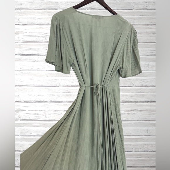 LULUS Much Obliged Washed Olive Green Wrap Maxi Dress
SIZE MEDIUM - Picture 5 of 5